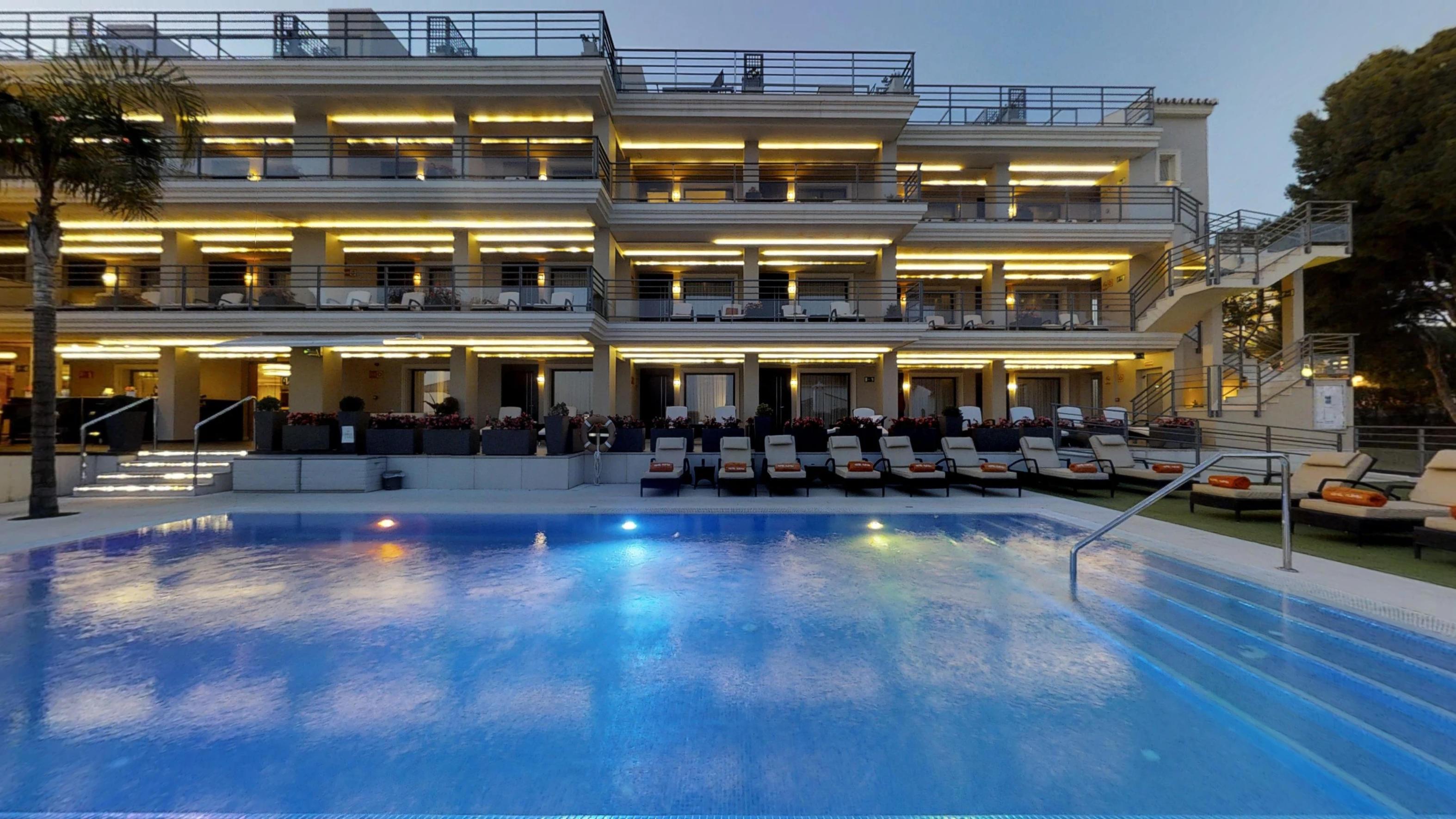 빈시 셀렉시온 알레이사, 호텔 부티크 앤 스파 베날마데나코스타 외부 사진 The hotel's pool