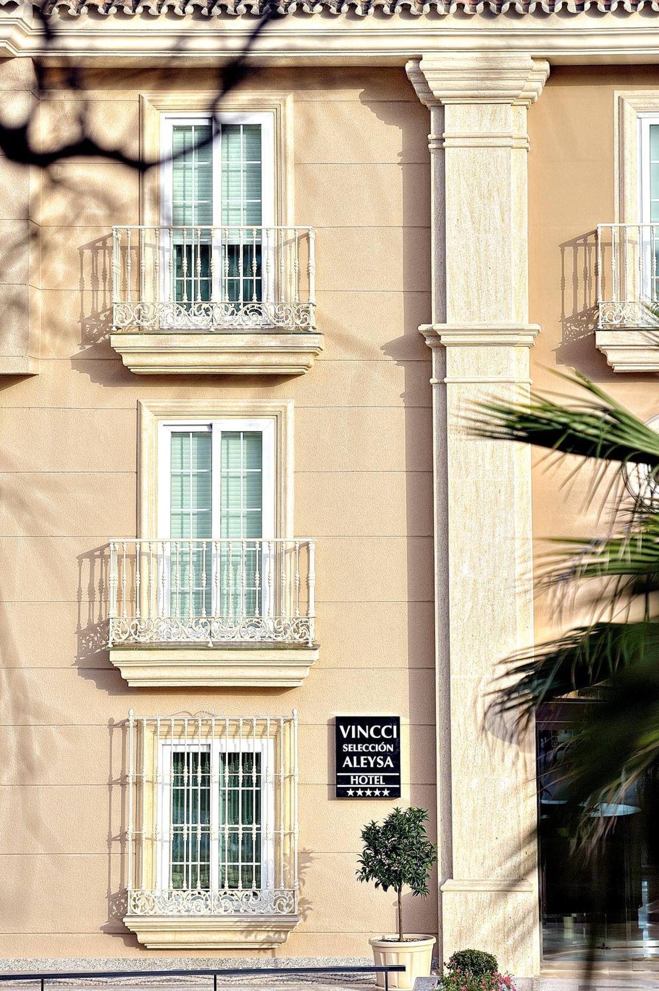 빈시 셀렉시온 알레이사, 호텔 부티크 앤 스파 베날마데나코스타 외부 사진 Facade of the hotel