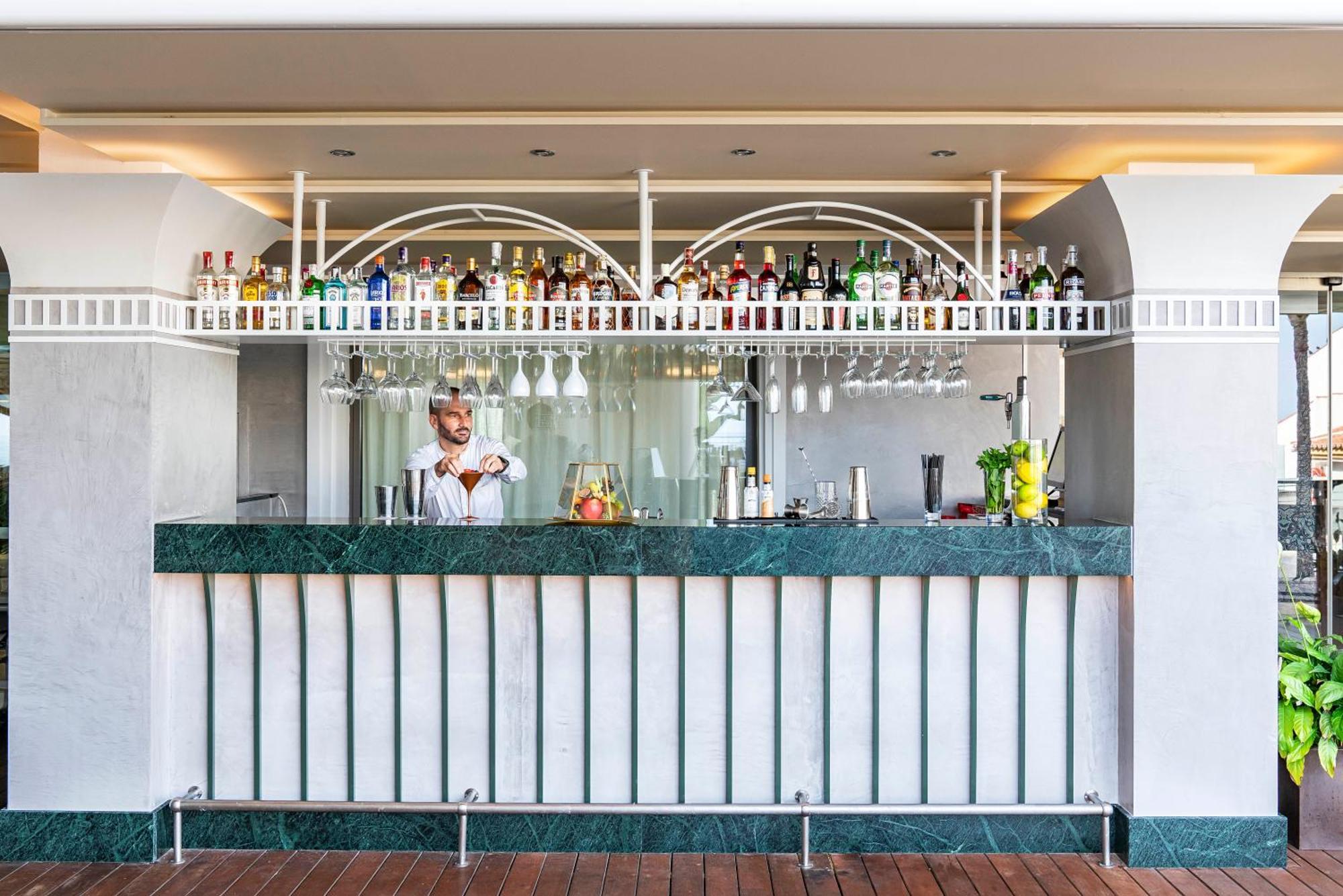 빈시 셀렉시온 알레이사, 호텔 부티크 앤 스파 베날마데나코스타 외부 사진 The bar at the Sky Bar
