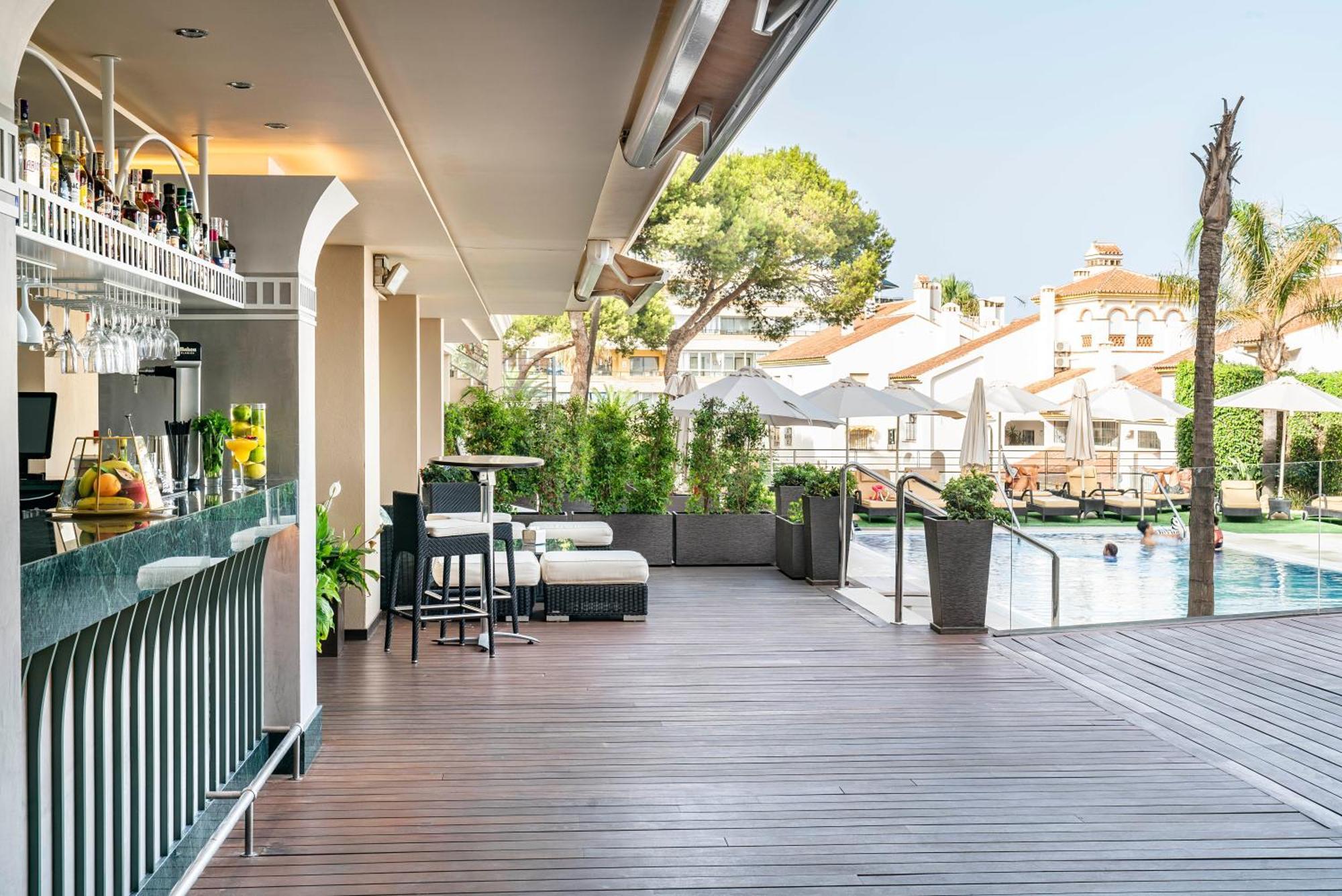 빈시 셀렉시온 알레이사, 호텔 부티크 앤 스파 베날마데나코스타 외부 사진 The hotel's rooftop bar