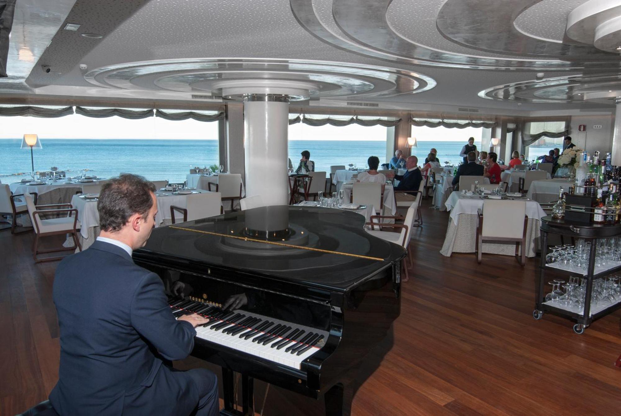 빈시 셀렉시온 알레이사, 호텔 부티크 앤 스파 베날마데나코스타 외부 사진 The restaurant on board