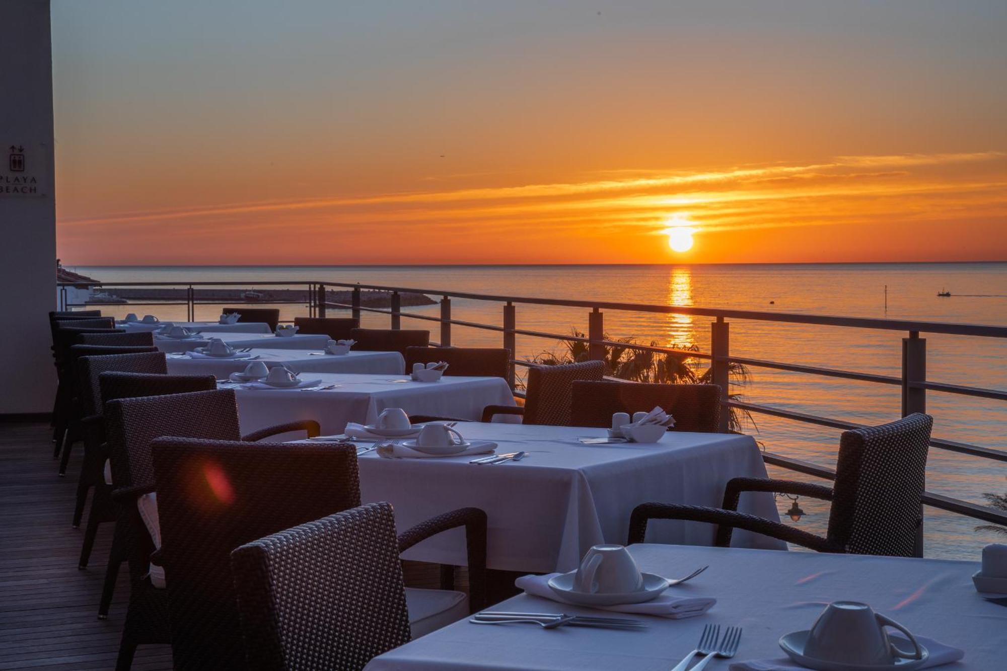 빈시 셀렉시온 알레이사, 호텔 부티크 앤 스파 베날마데나코스타 외부 사진 Sunset at the restaurant